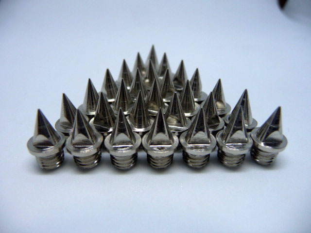 7mm pyramid spikes